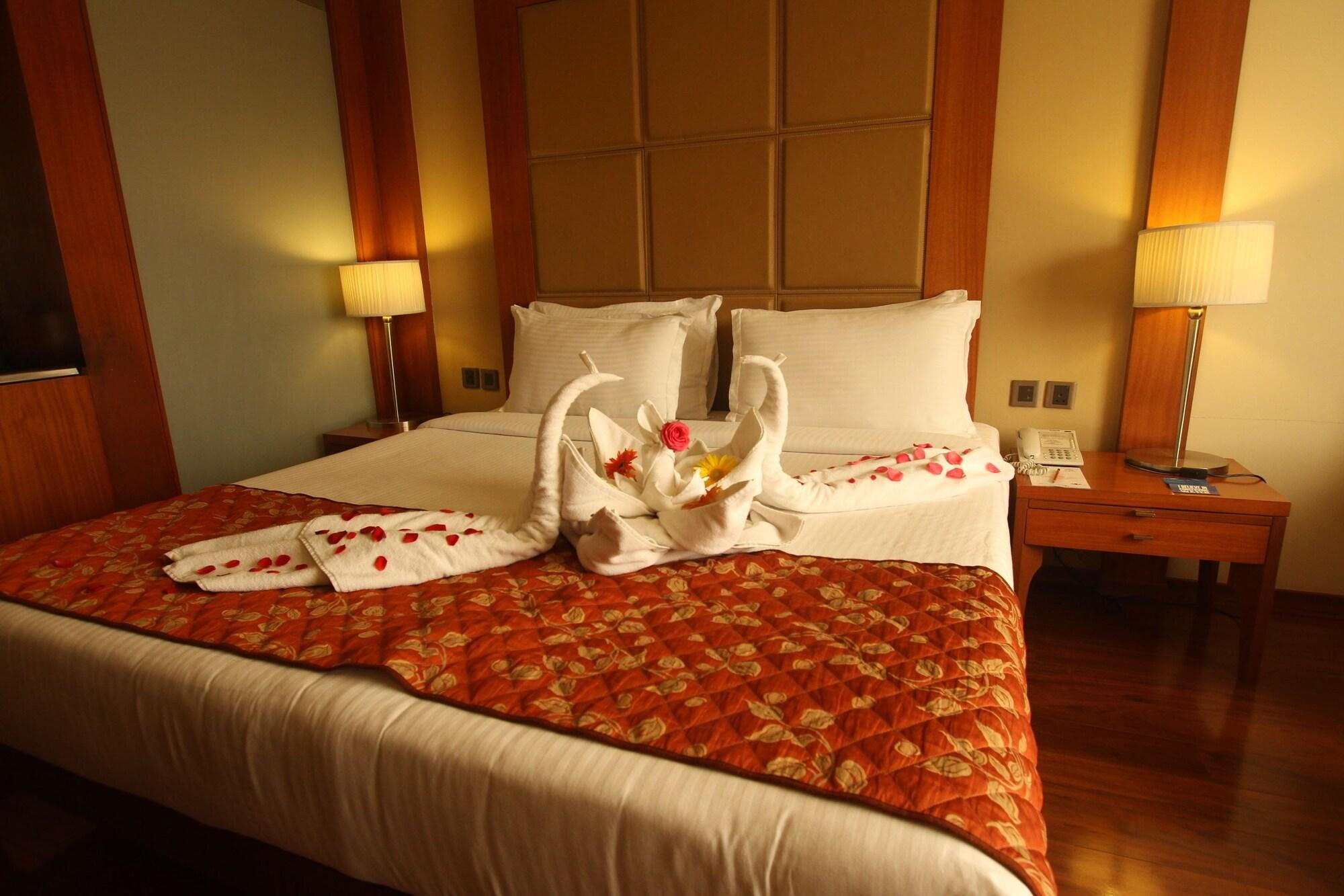 The Cambay Grand Hotel Ахмедабад Екстериор снимка