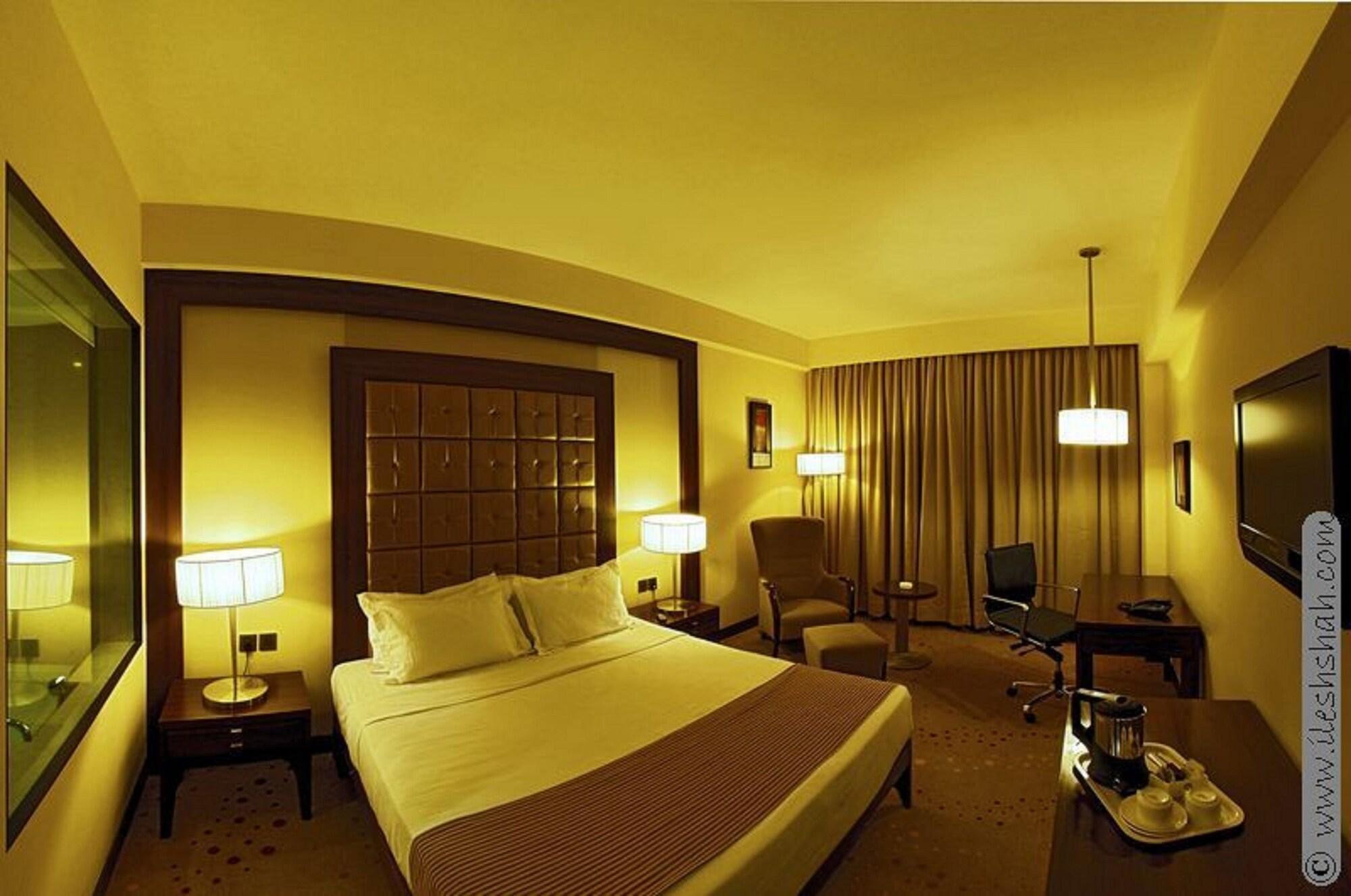 The Cambay Grand Hotel Ахмедабад Екстериор снимка