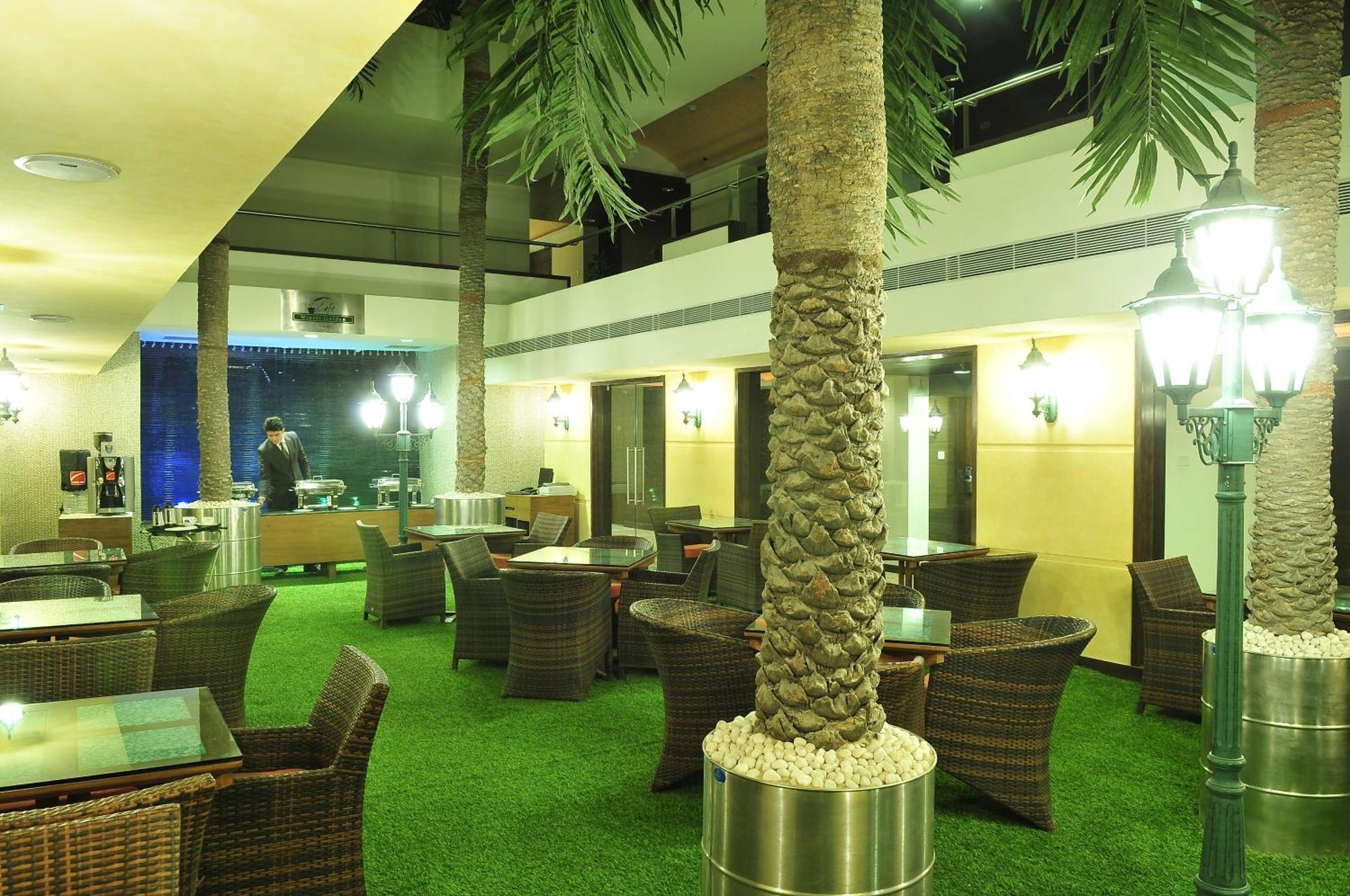 The Cambay Grand Hotel Ахмедабад Ресторант снимка