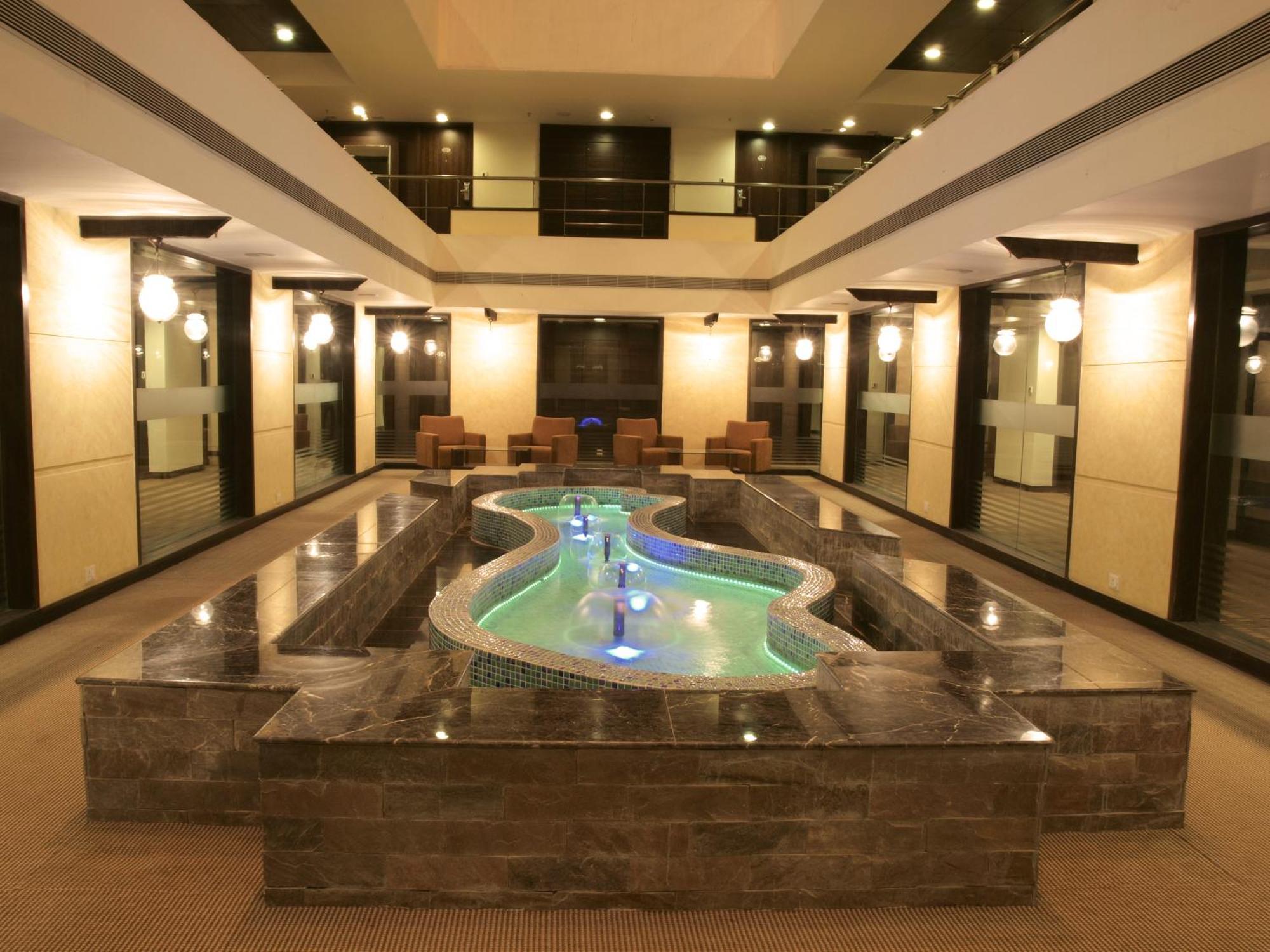 The Cambay Grand Hotel Ахмедабад Екстериор снимка