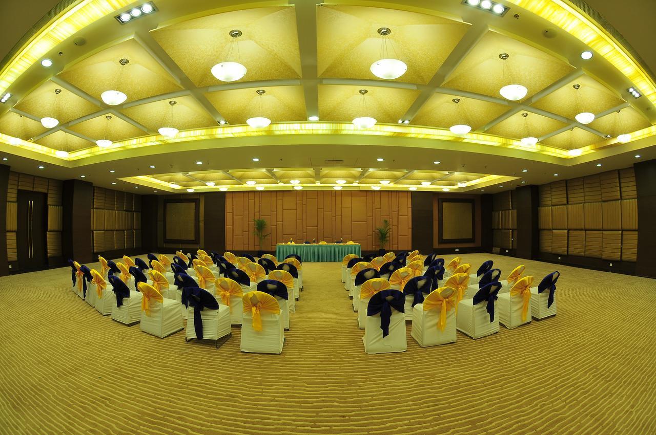 The Cambay Grand Hotel Ахмедабад Екстериор снимка