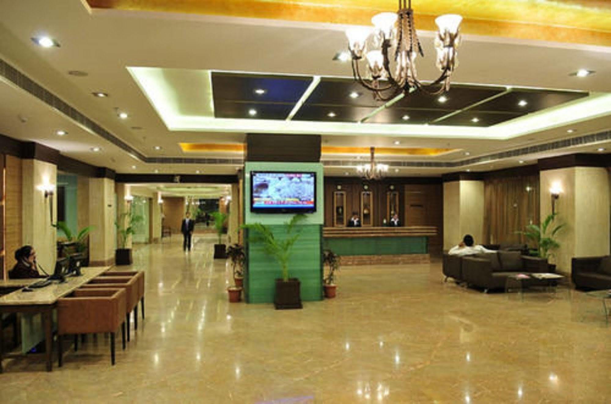 The Cambay Grand Hotel Ахмедабад Екстериор снимка