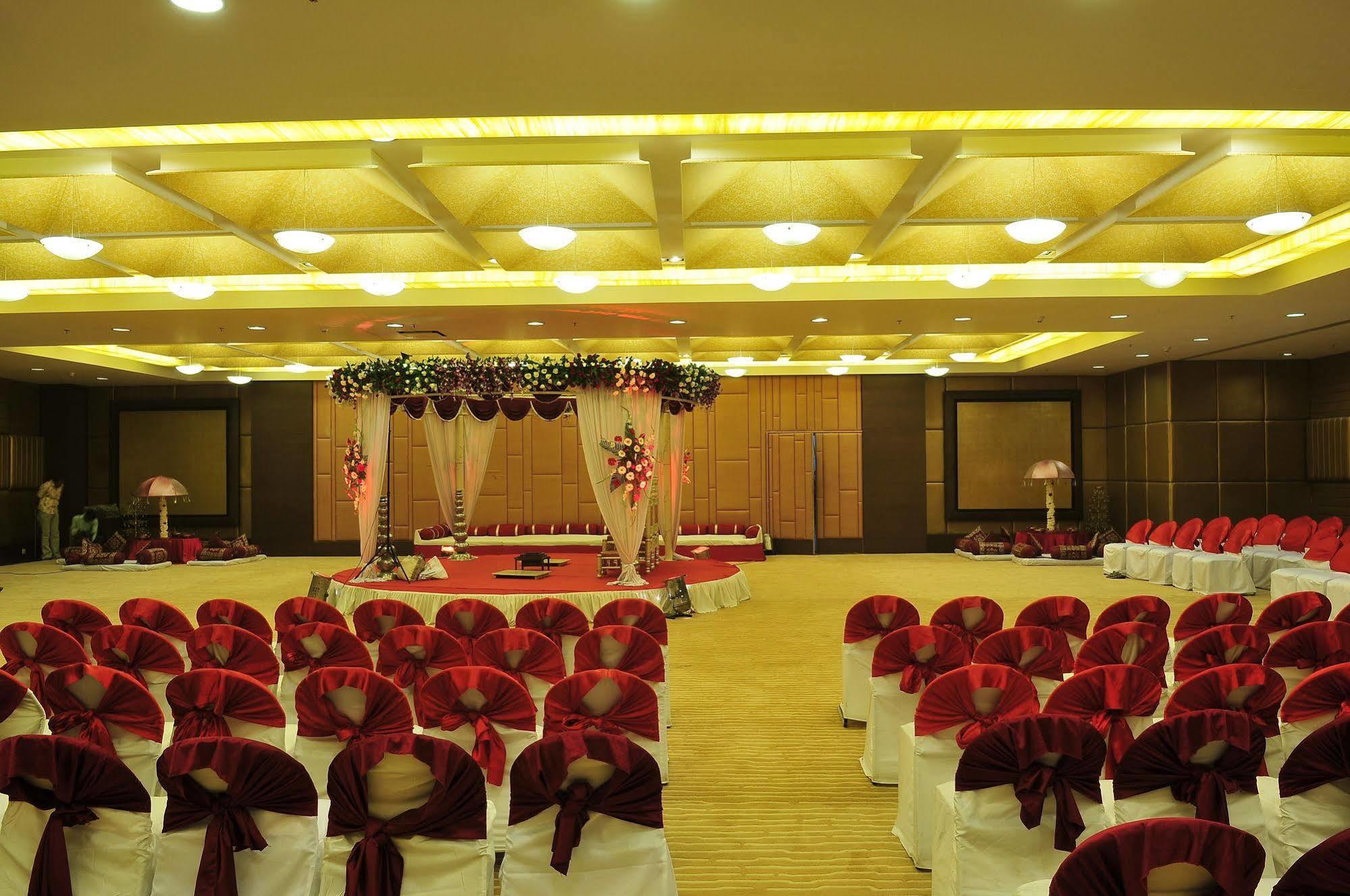 The Cambay Grand Hotel Ахмедабад Екстериор снимка