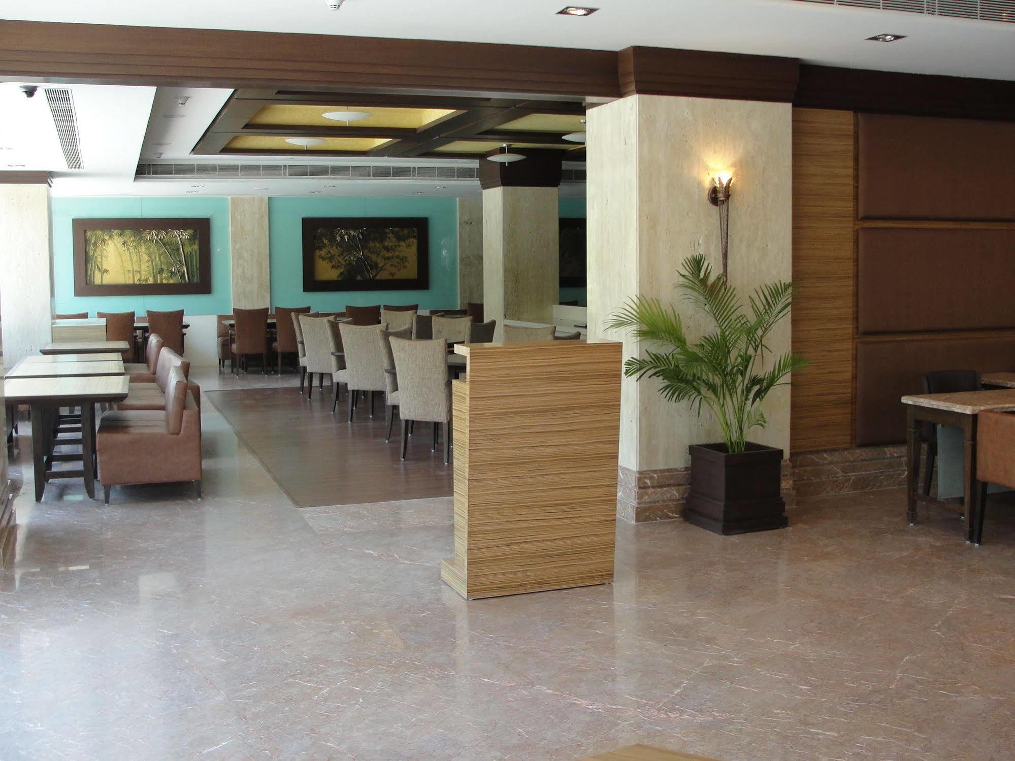 The Cambay Grand Hotel Ахмедабад Екстериор снимка