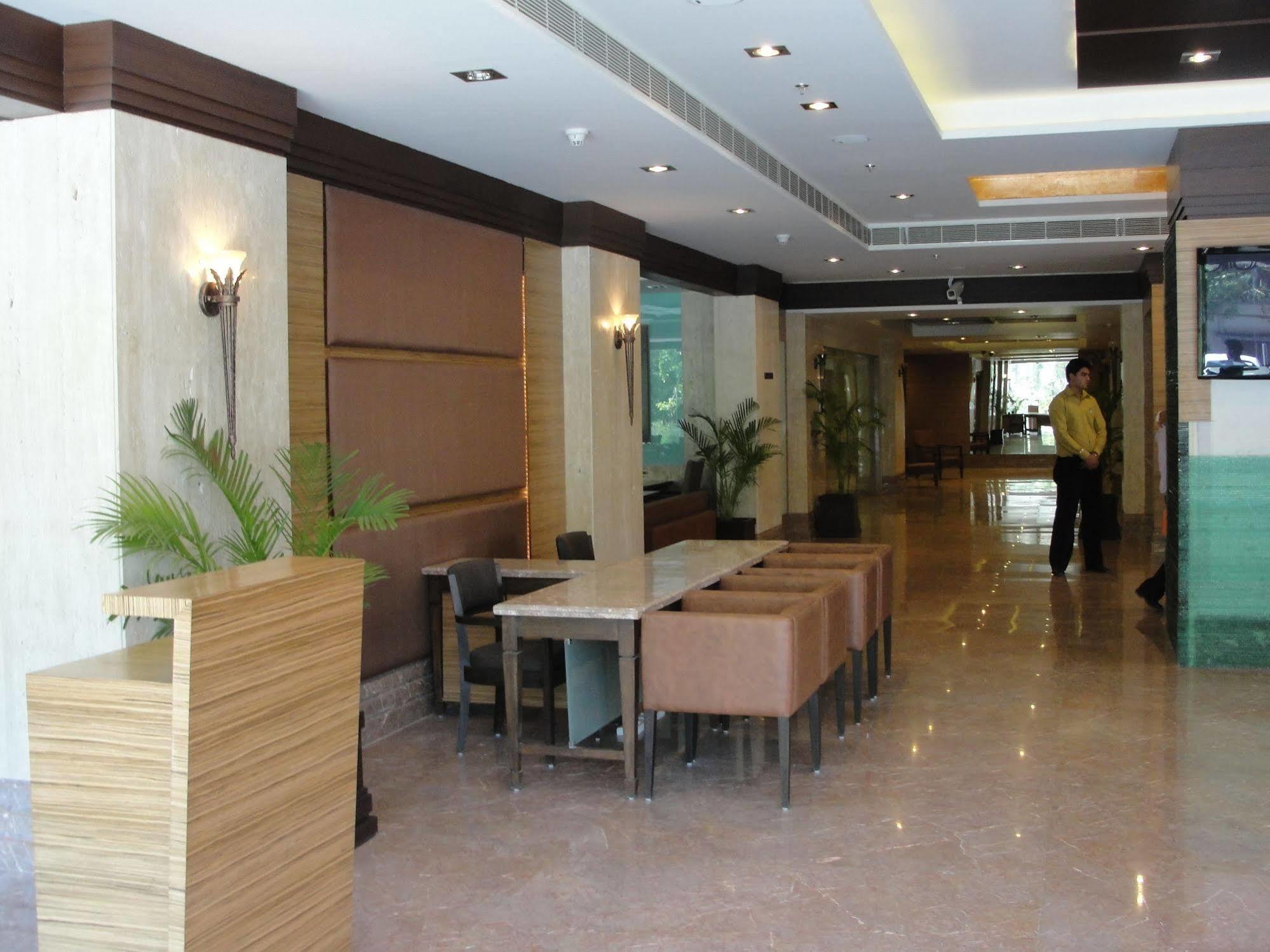 The Cambay Grand Hotel Ахмедабад Екстериор снимка