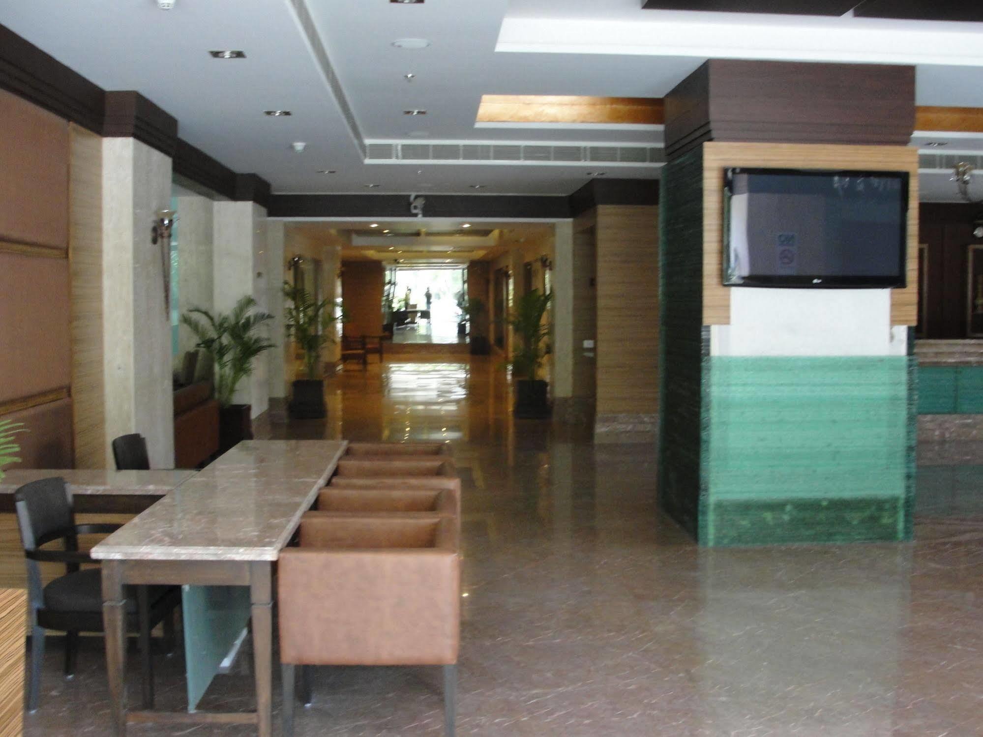 The Cambay Grand Hotel Ахмедабад Екстериор снимка