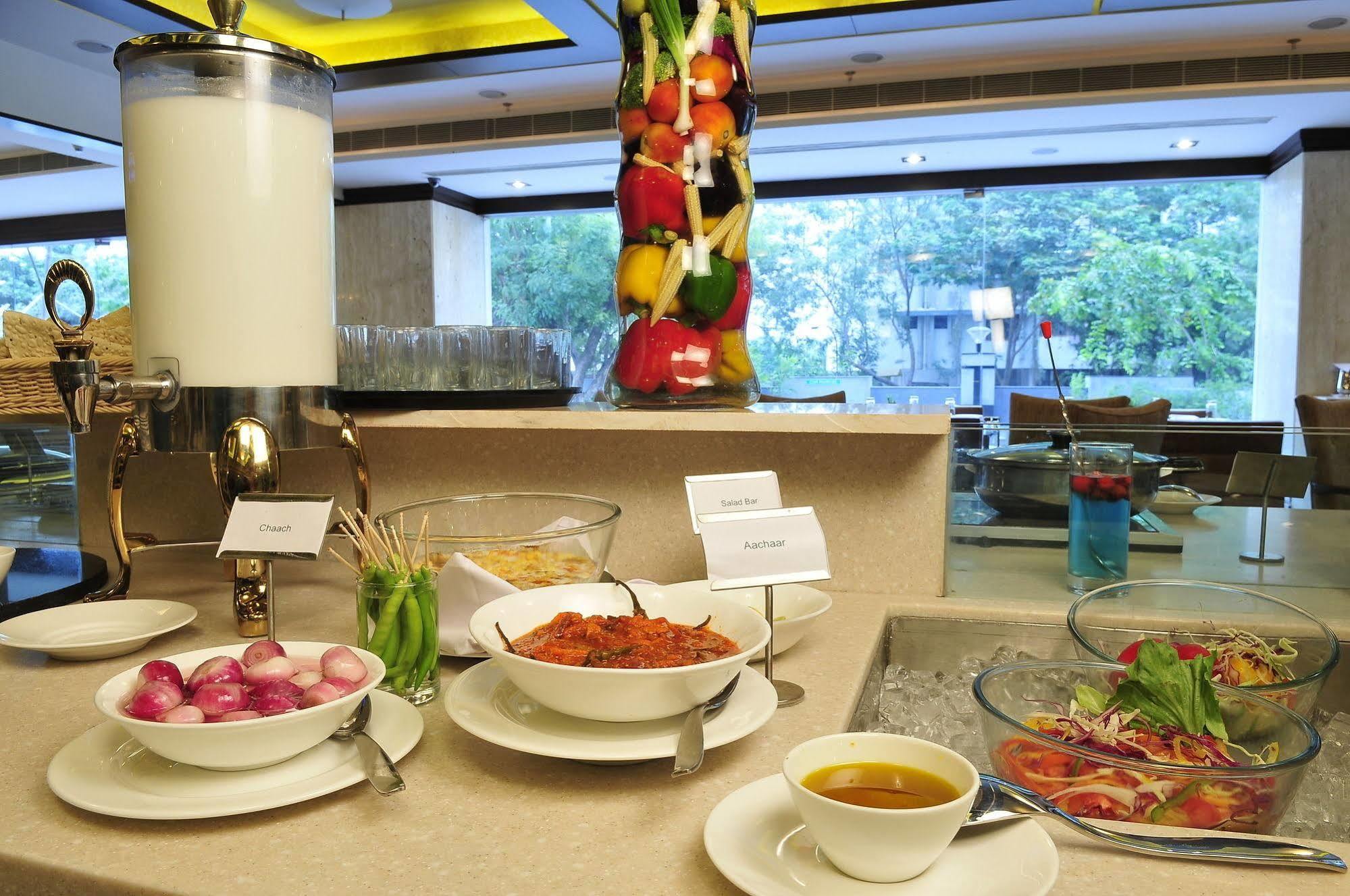 The Cambay Grand Hotel Ахмедабад Екстериор снимка