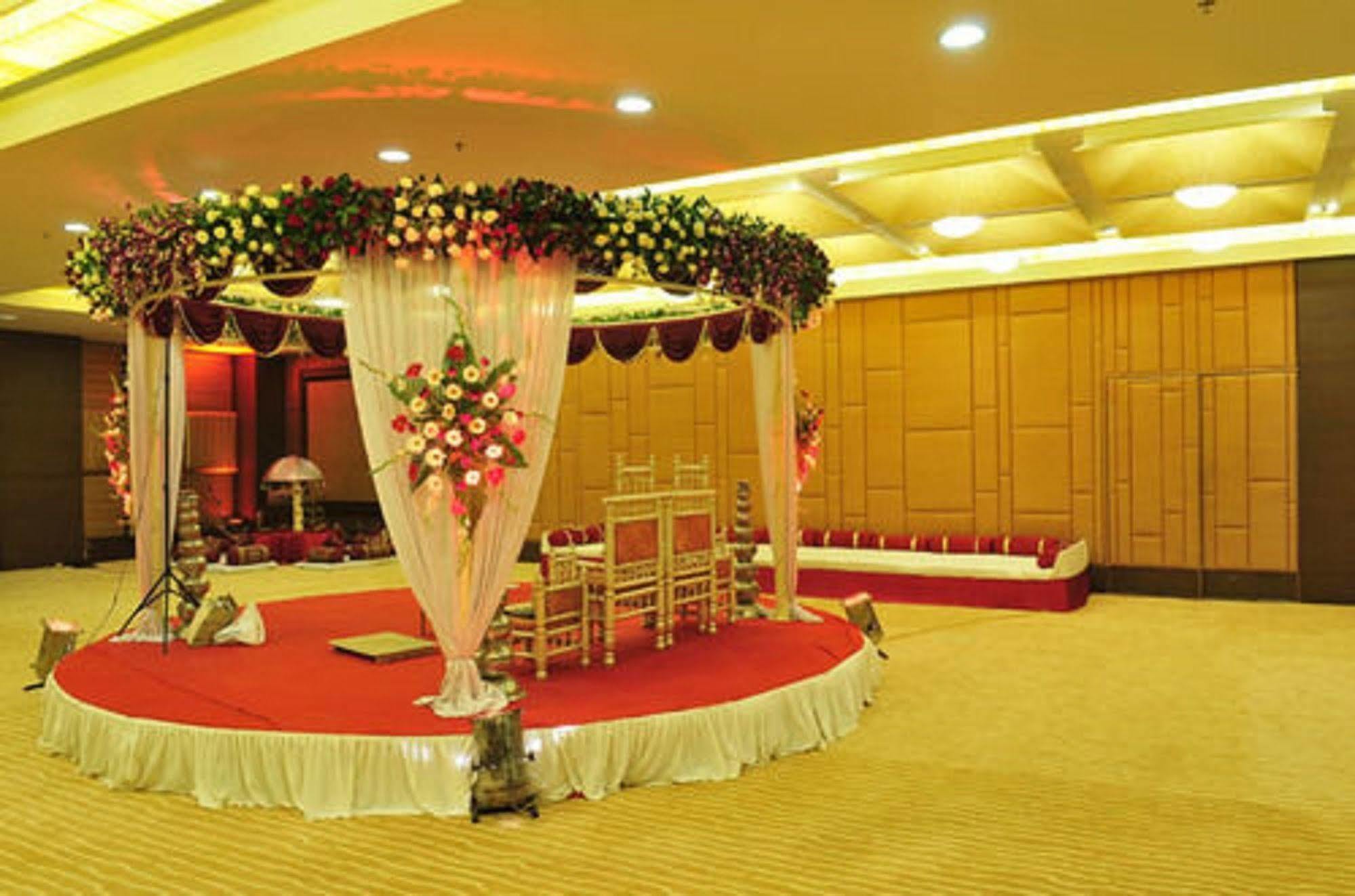 The Cambay Grand Hotel Ахмедабад Екстериор снимка